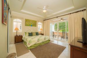 1 dormitorio con 1 cama y TV en una habitación en Los Suenos Resort Colina 15C by Stay in CR, en Herradura