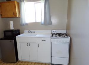 A kitchen or kitchenette at Cypress Tree Motel