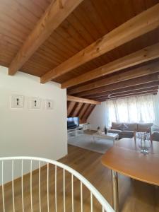 un soggiorno con soffitti in legno e una scala a chiocciola di Get Cozy Family Flat Zürich a Zurigo