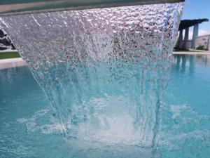 uma fonte de água numa piscina de água em Casa Nine con piscina em Breña Baja