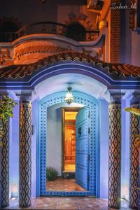 une entrée à une maison avec une porte bleue dans l'établissement villa Rita chaouen, à Chefchaouen