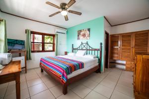 Posteľ alebo postele v izbe v ubytovaní Splash Inn Dive Resort & Villas