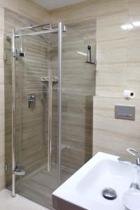 La salle de bains est pourvue d'une douche et d'un lavabo. dans l'établissement Znowu wrócisz, à Białogóra