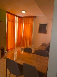 Televízia a/alebo spoločenská miestnosť v ubytovaní Apartmani IvaMia