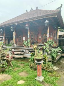 un edificio con un jardín delante de él en Pondok Nyoman en Bedugul