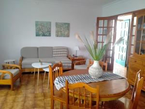 a living room with a table and a couch at Casa Nine con piscina Vacacional La Palma in Breña Baja