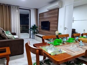 sala de estar con mesa y sofá en Apartamento Waiwai Cumbuco, en Cumbuco