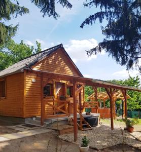 Cabaña de madera con cenador en Galagonya Vendégház-Hegyvidéki szálláshely, en Salgótarján