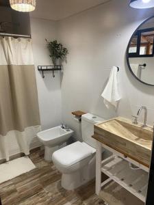 Casa de campo liquidambar في سان بيدرو: حمام ابيض مع مرحاض ومغسلة
