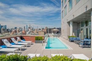 A piscina localizada em Hotel Indigo Lower East Side New York by IHG ou nos arredores
