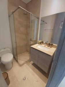 Un baño de apartasuit exclusivo con vista al mar