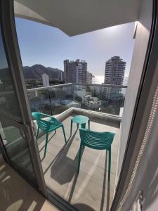 Un balcón o terraza de apartasuit exclusivo con vista al mar