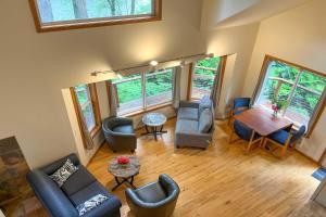 sala de estar con sofás, mesa y sillas en The River House with Deck, on McKenzie River!, en Springfield