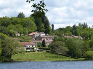 dom na wzgórzu obok zbiornika wodnego w obiekcie Lumineuse maison neuve, cosy,67m², 2 Chambres/6 couchages 1km Lac, 200m du bourg. Vue paisible, sur la nature w mieście Saint-Pardoux