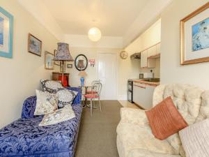 un soggiorno con divano e una cucina di Clooneavin Apartment 5 a Lynmouth