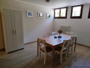 - une salle à manger avec une table et des chaises dans l'établissement Pordoi H10, à Alba di Canazei