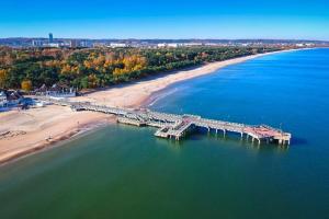 eine Luftansicht auf einen Pier am Strand in der Unterkunft Apartament White glove Kołobrzeska in Danzig