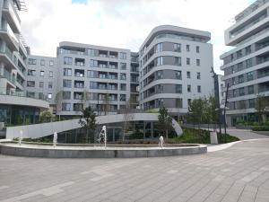 a courtyard in a city with two tall buildings at Apartament Maris Gdynia - Śródmieście - Klimatyzacja - Prywatny Parking in Gdynia