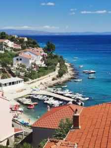 vista su un porto con barche in acqua di Apartments Jakšić a Trogir