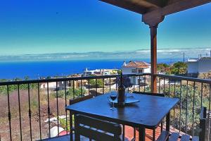 une table sur un balcon avec vue sur l'océan dans l'établissement Casa Marco, à Puntagorda
