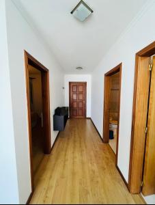 un pasillo vacío con 2 puertas y suelo de madera en Central Park Sea Views, en Santa Cruz