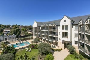 einen Luftblick auf ein Resort mit einem Pool in der Unterkunft Portsea Village Resort in Portsea