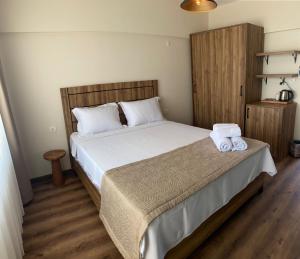 1 dormitorio con 1 cama con 2 toallas en The Kirte Hotel V Beach 