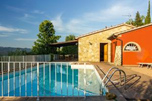 蒙帖斯庫達祐的住宿－CASE&COLLINE Villa Grazia，一座橘色建筑前的游泳池