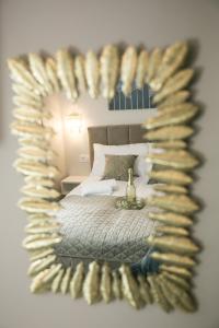lustro odzwierciedlające sypialnię z łóżkiem w obiekcie Villa Złote Noce w mieście Mikołajki