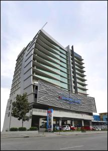un gran edificio con un cartel para un hotel en Bayfront Hotel Cebu North Reclamation en Cebu City