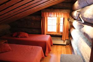 a bedroom with two beds and a window at Rukanhelmi Cottage in Ruka