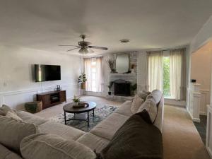 sala de estar con sofá y TV en Sleeps 20 6 BR Duplex near PD Canyon Dinning en Amarillo