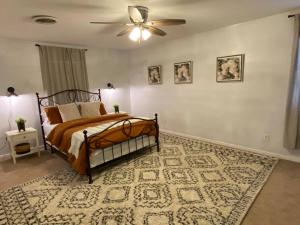 1 dormitorio con 1 cama y ventilador de techo en Sleeps 20 6 BR Duplex near PD Canyon Dinning en Amarillo