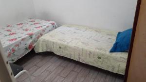 1 dormitorio pequeño con 1 cama y 1 silla en Pousada Vera, en São Paulo