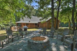 um quintal com cadeiras e uma fogueira e uma cabana em Country Cabin with Wraparound Deck and Views! em Springdale