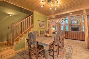 uma sala de jantar com uma mesa de madeira e cadeiras em Country Cabin with Wraparound Deck and Views! em Springdale