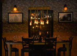 - une salle à manger avec une table, des chaises et des lumières dans l'établissement The Capoe House, à Haputale