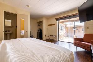 Кровать или кровати в номере Star Motel