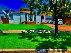 une maison avec une cour dotée d'une pelouse verdoyante dans l'établissement Casa Sur, à Chula Vista