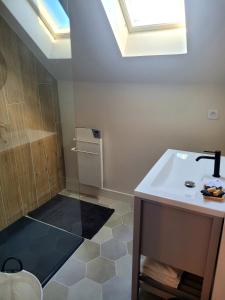 a bathroom with a sink and a shower at Ti Fanch, maison proche de Quimper in Landudal
