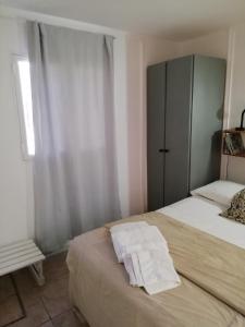 1 dormitorio con 1 cama con toallas en La Casa Azul - Arroyito Rio en Rosario