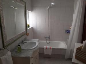 Kúpeľňa v ubytovaní ChavesB Apartamento en Vilaxoan de Arousa + 9 fotografií