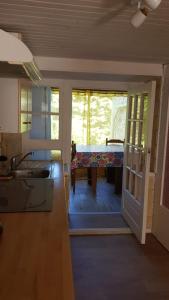 - une cuisine avec vue sur une table et une fenêtre dans l'établissement Maisonnette 6 personnes en Auvergne à Saint Remy sur Durolle, 