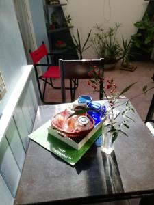 una mesa con un pastel encima en La Casa Azul - Arroyito Rio en Rosario