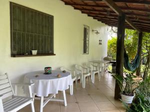 En restaurant eller et andet spisested på Casinha aconchegante perto da praia Guarajuba - Ba