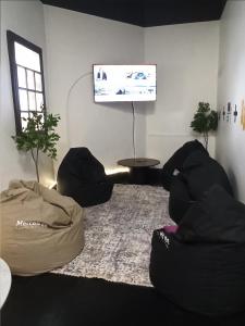 Uma TV ou centro de entretenimento em Hostel Boutique Merced 88