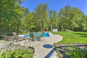 Galeri foto Decked-Out Home Hot Tub, Pool, Fire Pit and More! di Monroe