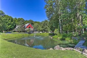 Galeri foto Decked-Out Home Hot Tub, Pool, Fire Pit and More! di Monroe