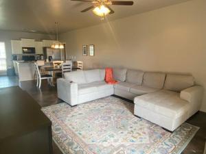 uma sala de estar com um sofá e um tapete em 10 mins KING Smart TV Garage W/D em Amarillo
