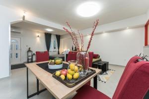 una sala de estar con una mesa con fruta. en Studio Apartman Mirakul, en Zadar